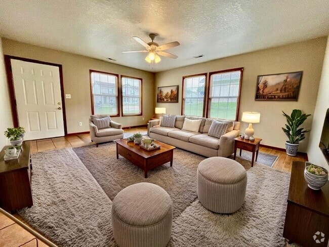 Building Photo - Beautifully Updated Ranch-Style Duplex in ... Rental
