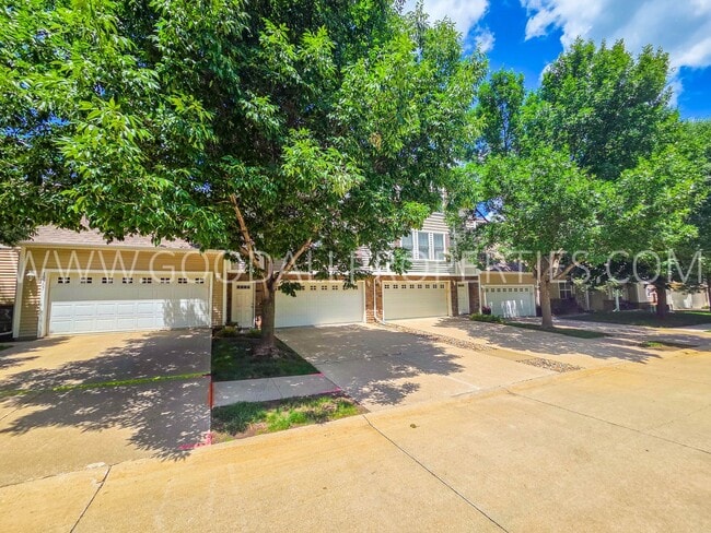 Building Photo - 2 Bedroom, 2.5 Bath Townhome in Urbandale with an attached two car garage.