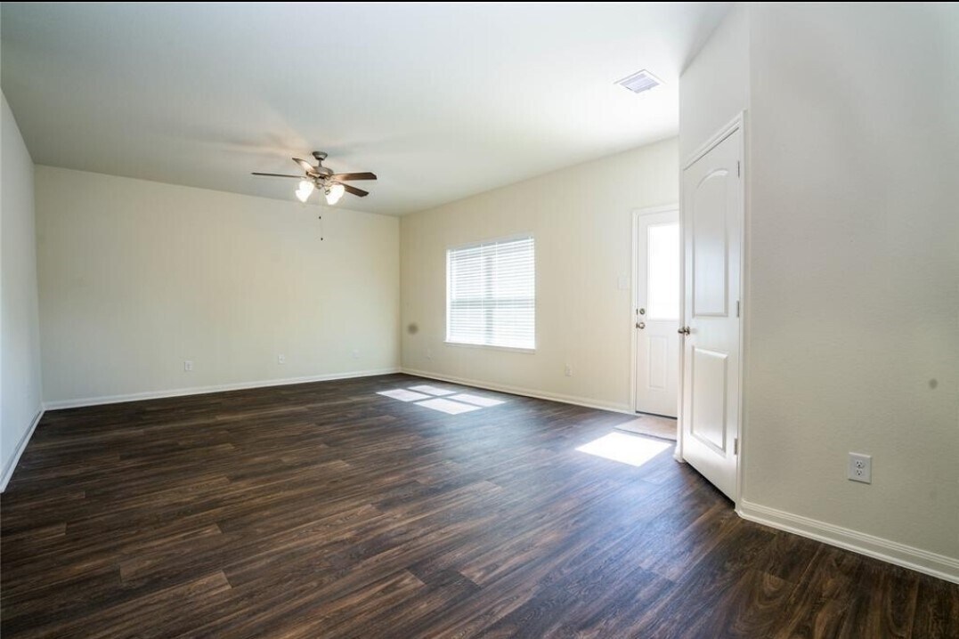 Photo - 212 Autumn Berry Ln