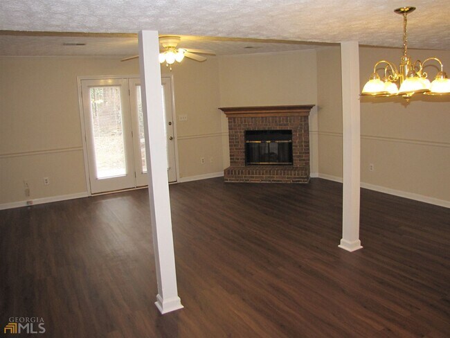 Photo - 445 Williamsburg Way