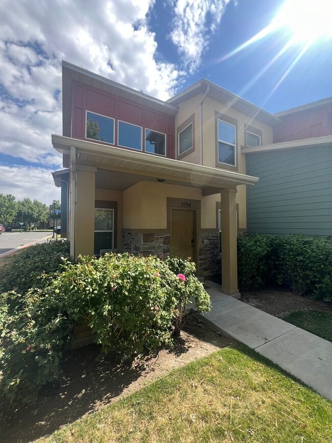 Photo - Awesome Townhome End-unit in South Jordan