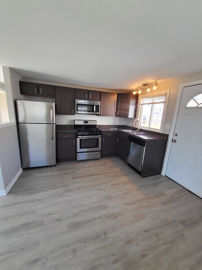 Building Photo - A must see! 2 Bedroom 1 bath 1/2 Duplex