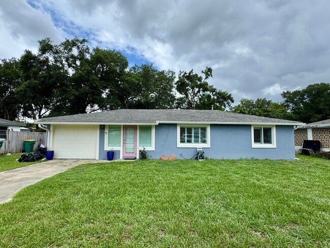 Building Photo - REMODELED Eustis 2/2 with NO HOA! Rental