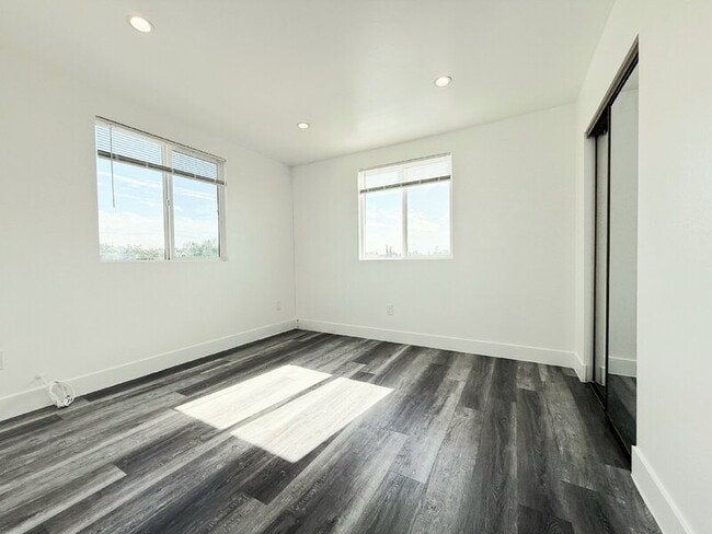 Building Photo - 2855 1/2 Cincinnati Room 3 Unit 3