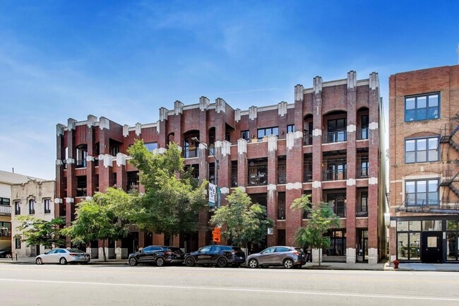 Building Photo - 1417 W Chicago Ave Unit 3