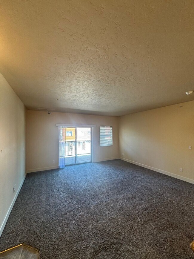 6735 N Spurwing Loop