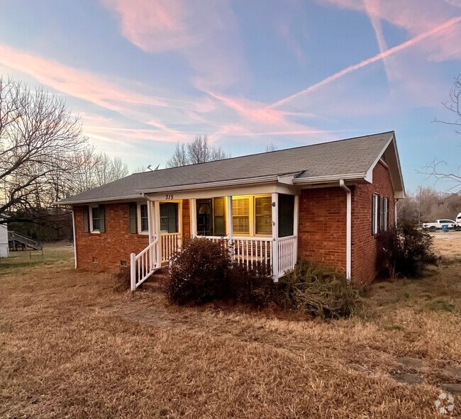 Building Photo - Three bedroom, 1 bath brick ranch in Liberty Rental