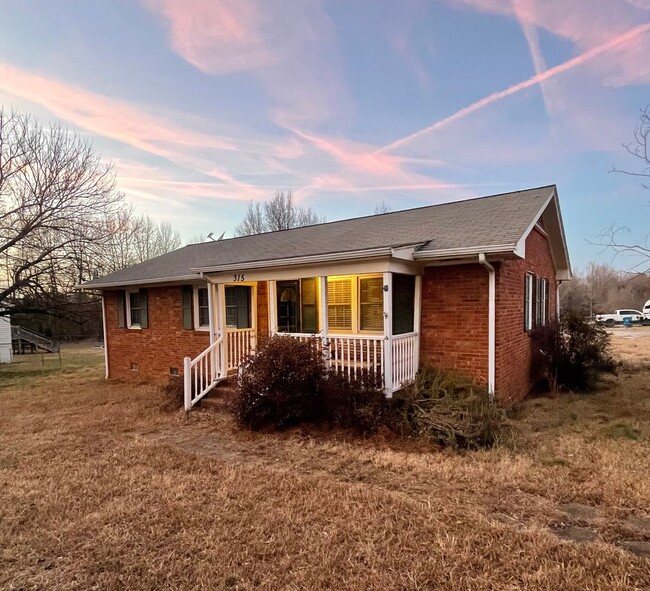 Three bedroom, 1 bath brick ranch in Liberty - Three bedroom, 1 bath brick ranch in Liberty House