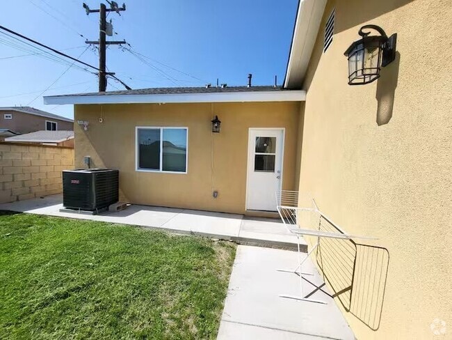 Building Photo - 10573 Sycamore Ave Rental