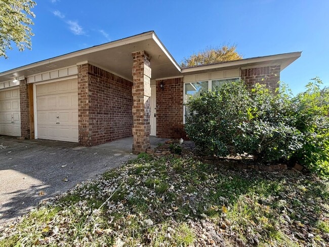 Building Photo - ***5905 B Sara Street***