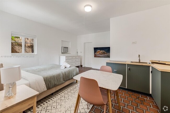 Building Photo - 571 NE 64th St Rental