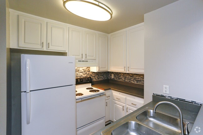 1BR, 1BA - 678 SF - #248