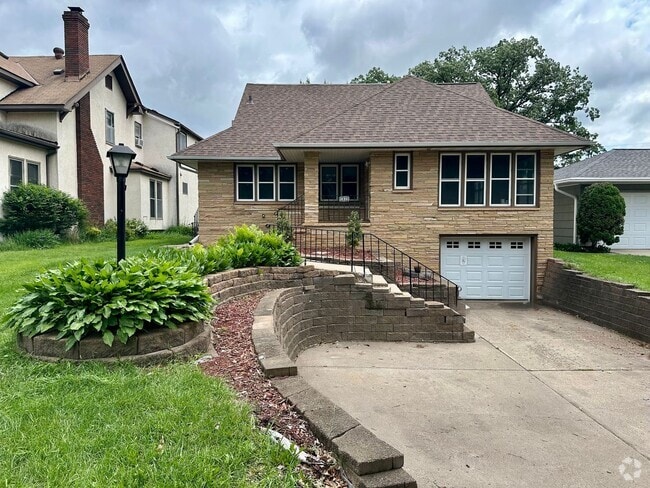 Building Photo - Beautiful Single Family Home Across from L...