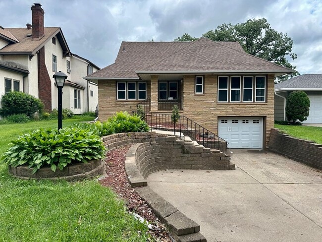 Beautiful Single Family Home Across from L... - Beautiful Single Family Home Across from L...