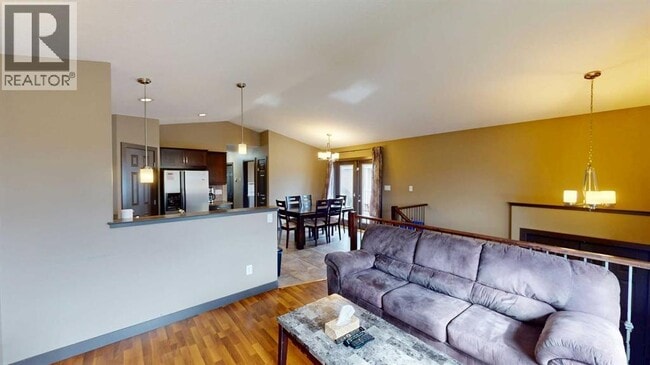 Photo - 7022-7090 90 St