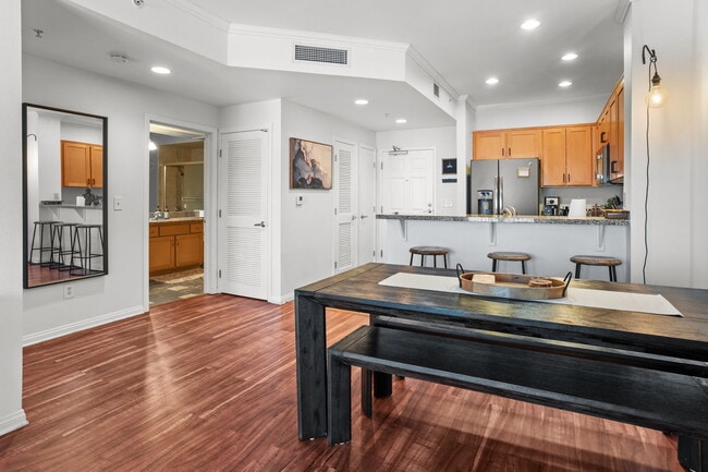 Photo - 450 J St