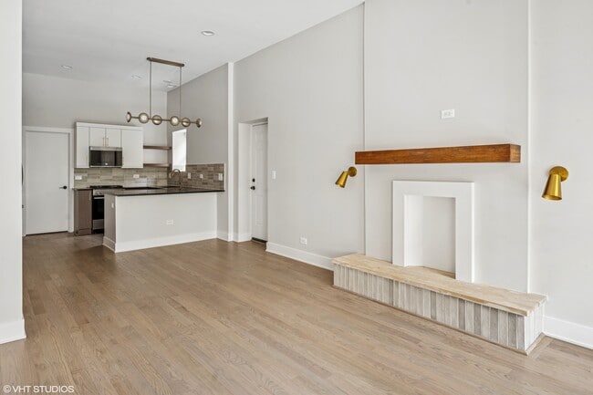 Building Photo - 2119 N Clark St Unit 2F