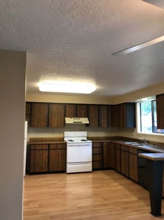 Photo - 204 Crestview Dr