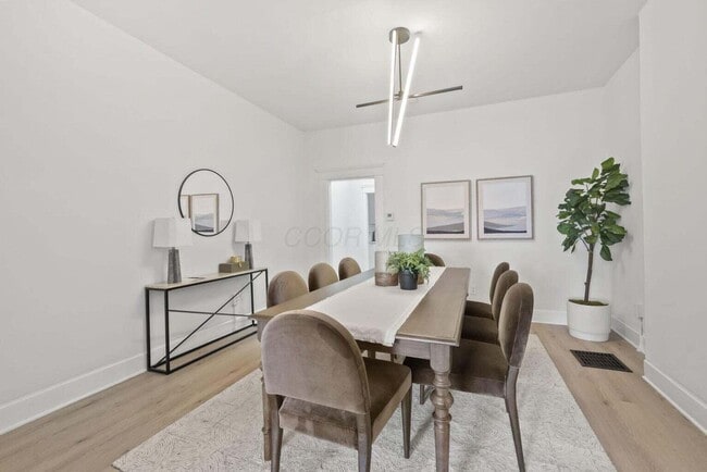 Photo - 550 W Town St