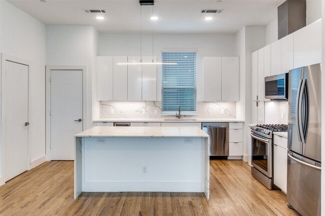Photo - 1832 N Garrett Ave Unit 103