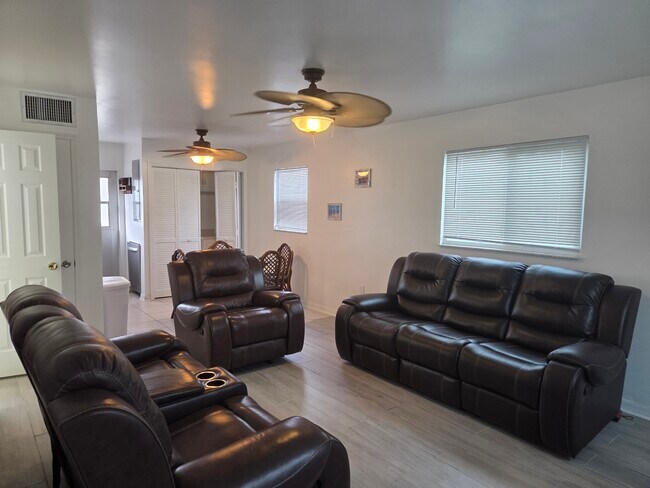 .Ceiling lights with fans - 17317 Whitewater Ct Unidad 17317 whitewater court