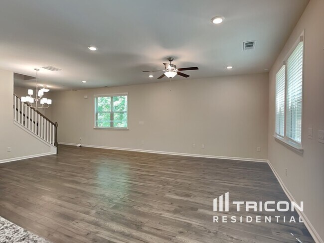 Photo - 301 Knowles Pl