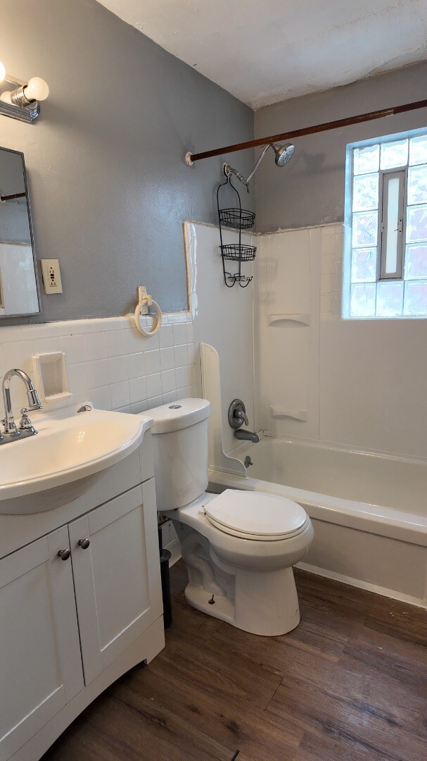 Photo - Charming 2-Bed Gem with Hardwood Floors & Large Living Room – Great Value in Cincinnati Unidad 3