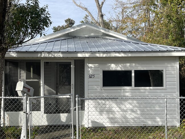 Photo - 625 E 8th Ct House