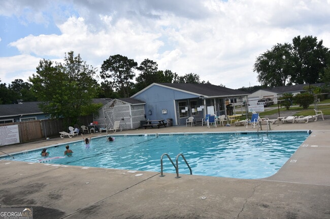 Photo - 556 Chateau Cir