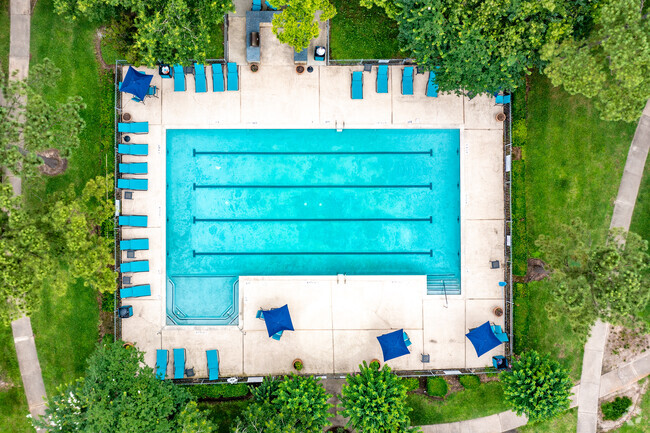 Vista aérea - Piscina de entrenamiento - Bellevue at Clear Creek Apartamentos