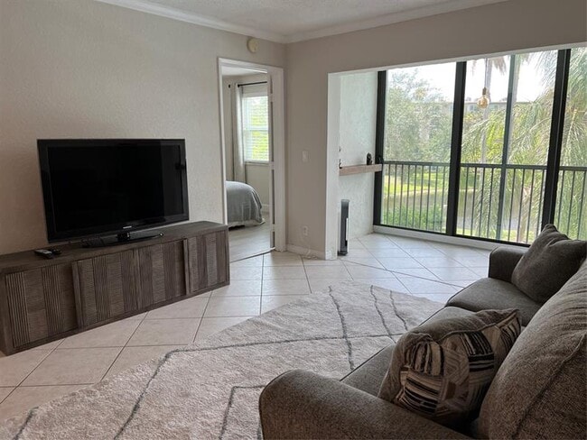 Building Photo - 2220 N Cypress Bend Dr Unit 301