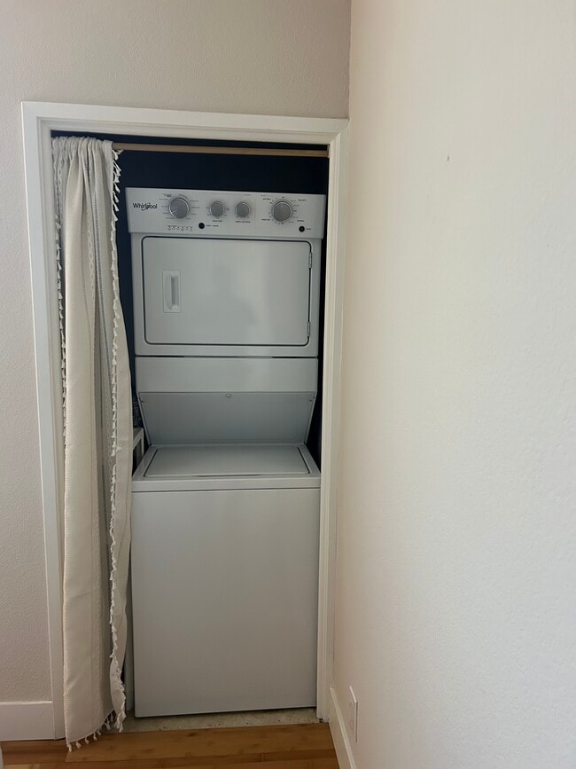 Building Photo - 57 Lakeshore Ct