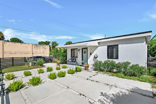 Photo - 595 NW 101st St