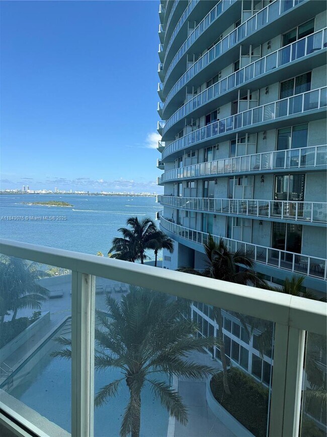 Building Photo - 1900 N Bayshore Dr Unit 1517 Rental