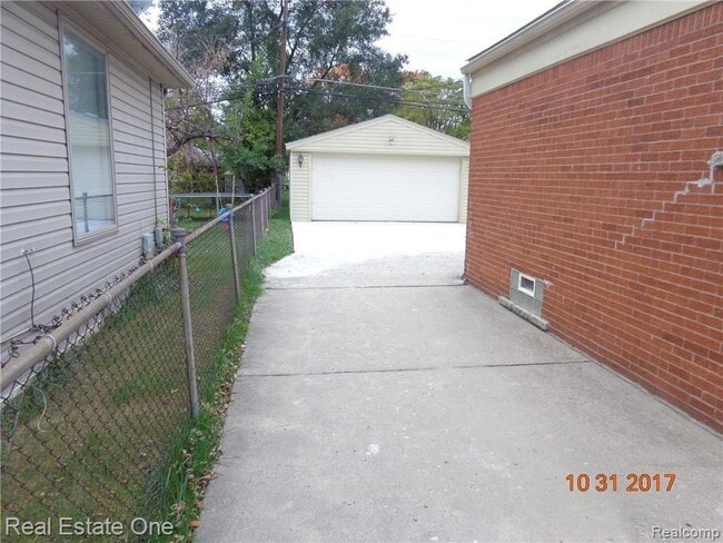 Photo - 5943 Whitefield St