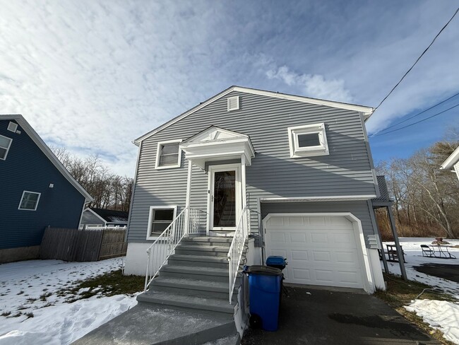 Building Photo - Newly Renovated 4 Bed 2 Bath Single Family Home available NOW!