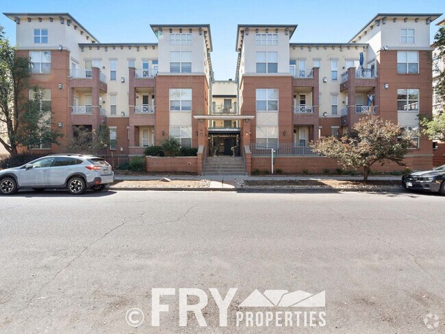 Building Photo - Downtown spacious apartment