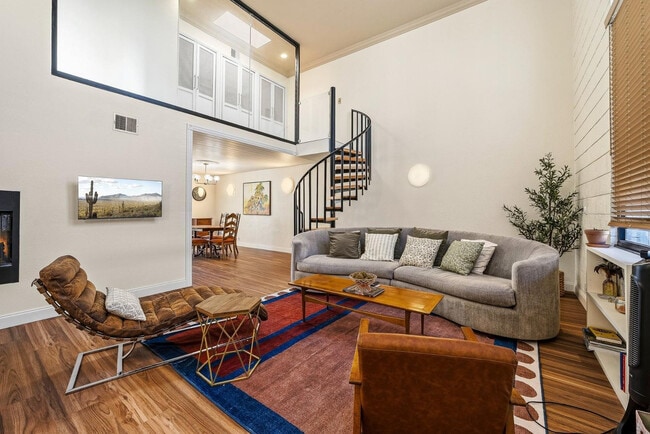 Building Photo - 385 W Pierson St Unit E5