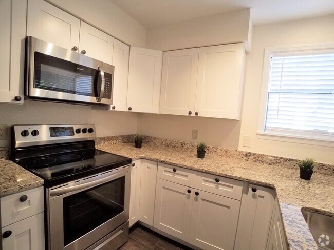 Building Photo - FOR RENT! Fabulous Full Remodeled 1/1 Wint... Unit 5 Rental