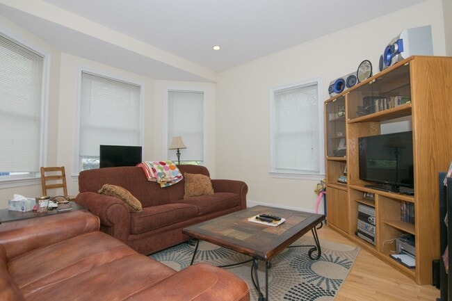Photo - Allston 3 Bed – Hardwood Floors – No Fee – 6/1