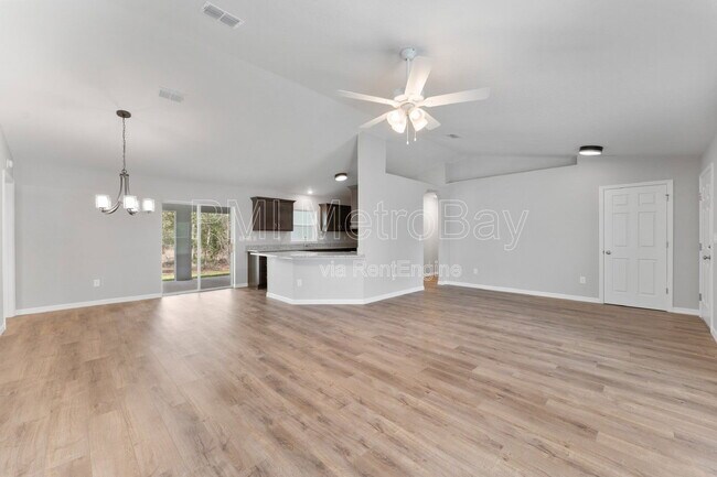 9461 N Sandree Dr