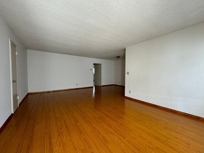 Photo - Excellent Location! Minutes from Beverly H... Unit Ogden 1135  02 ACTIVE