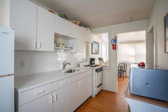 9 28th St E Unit 1 (WINTER RENTAL ONLY)