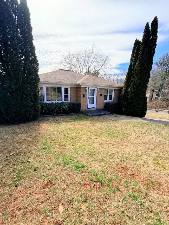 Photo - 3 Bed, 2 Bath Pet Friendly Downtown Asheville Location, Available Now - Lawn Care Included!