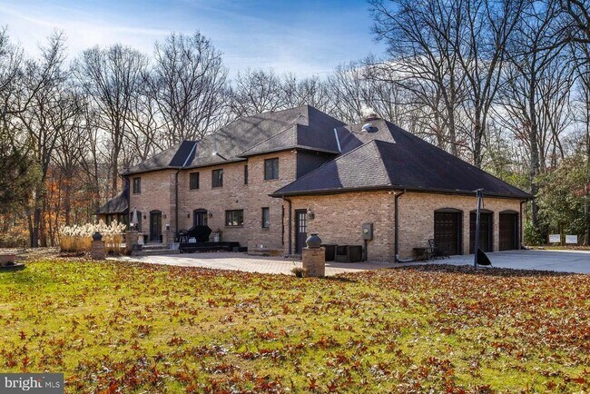 Photo - 1322 Commissioners Rd