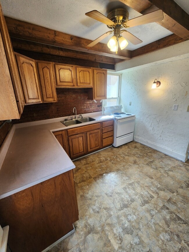 Kitchen - 427 1st St Unit Apt 2