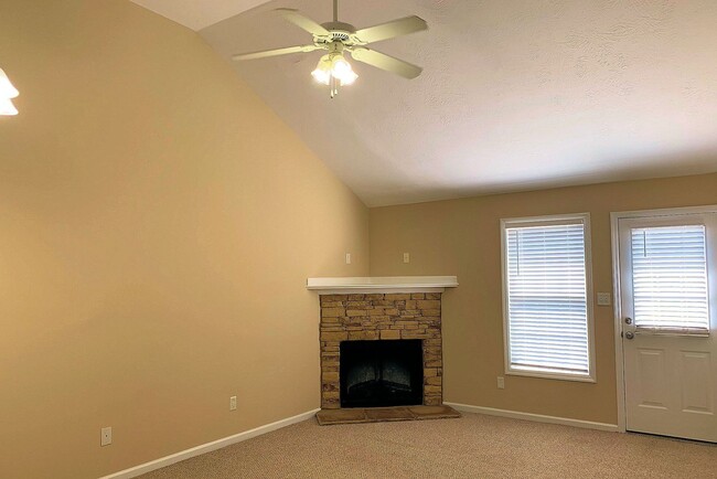 Building Photo - Townhome just minutes to Gate 2.
