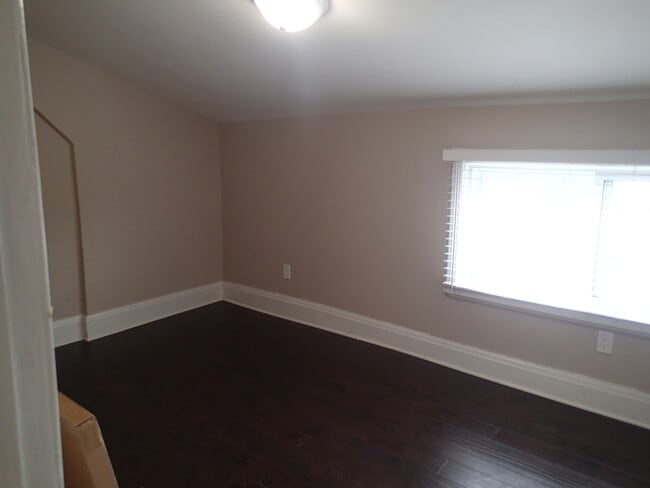 Photo - 179 Wood St E