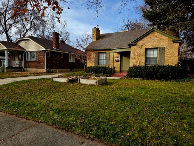 Photo - 2528 Beverly St E