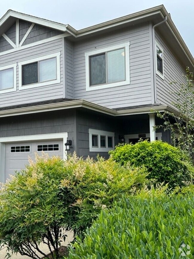 Building Photo - 2 Bedroom 2.5 Bath Townhome in desirable C...